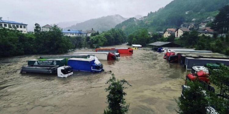 (FOTO) Ivanjica opet pod vodom: Bujične poplave napravile ogromnu štetu, domaćinstva odsječena
