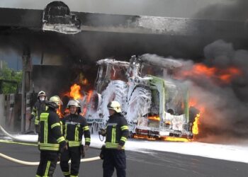 Njemačka: prilikom točenja, gorivo se zapalilo – izgorio kamion i benzinskaL
