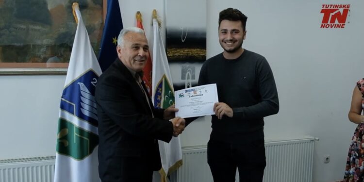 (VIDEO) Predsjednik opštine Tutin Salih Hot uručio sertifikate učesnicima programa “SKAPIRAJ SISTEM”