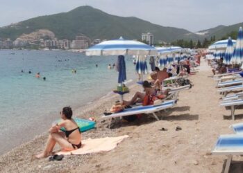 NA CRNOGORSKIM PLAŽAMA SE TRAŽI MJESTO VIŠE: ‘NEMA ĐE PEŠKIR DA SE STAVI’