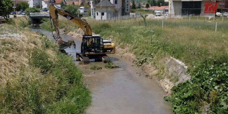 (VIDEO) Započelo čišćenje korita Vidrenjaka i Pečaonice u Tutinu