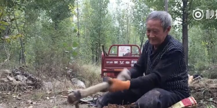 (VIDEO) Čovjek koji je ostao bez obje noge već 20 godina sadi drveće – Sada je izrasla prava šuma