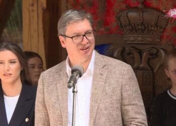 Vučić “srpskoj djeci iz Federacije BiH” objasnio da im je Beograd glavni grad