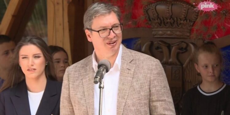 Vučić “srpskoj djeci iz Federacije BiH” objasnio da im je Beograd glavni grad