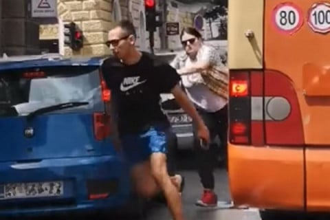 (VIDEO) Neobična situacija u Hrvatskoj / Žena sa palicom u ruci ganjala muškarca koji je prethodno vikao na nju