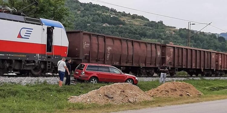 BIJELO POLJE: SAOBRAĆAJNA NEZGODA U SUTIVANU: SUDARILI SE AUTOMOBIL I VOZ