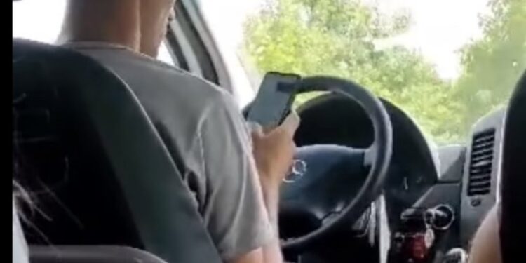 (VIDEO) Crna Gora: Vozač autobusa koji je koristio mobilni telefon tokom vožnje kažnjen 90 eura