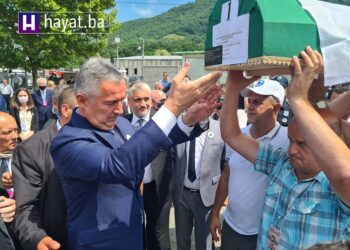 ĐUKANOVIĆ I JOVANOVIĆ POMILOVALI TABUT SA POSMRTNIM OSTACINA NAJMLAĐE DANAS UKOPANE ŽRTVE