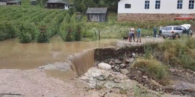U Ivanjici od svijeta odsječeno oko 100 kuća: Alarmantne slike stižu iz sela Vučak podno Golije, bujični potoci potpuno uništili lokalne puteve