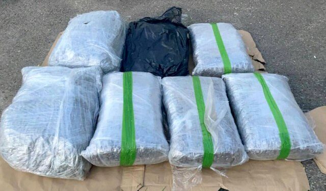 UPERILI SU ORUŽJE, A ZATIM POVIKALI: “LEZI DOLE!” Policija u Vrčinu zaustavila BMV i u njemu našla 80 kilograma droge