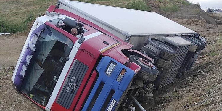 Mađarska: Vozač živio u prevrnutom kamionu skoro tjedan dana – skupo izvlačenje