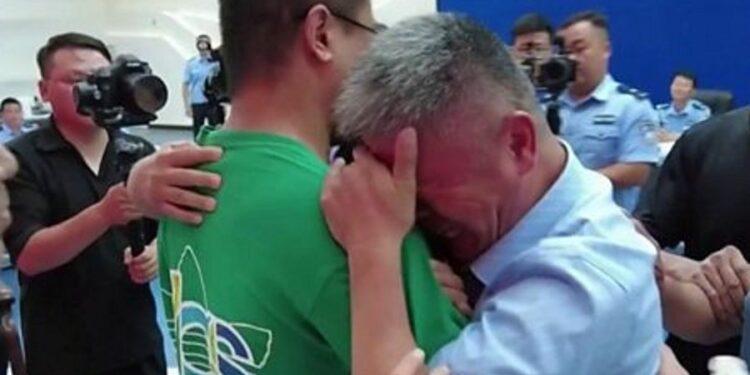 (VIDEO) Pronašao otetog sina kog je tražio 24 GODINE: Reakcija kada ga je ugledao ne može da se opiše