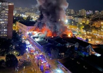 (VIDEO) UŽAS NA NOVOM BEOGRADU: Vatra guta tržni centar, vatrogasci nemoćni