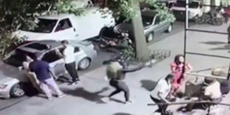 (VIDEO) UZNEMIRUJUĆE: ŽENA HLADNOKRVNO UPUCALA DRUGU I ODŠETALA DO AUTA
