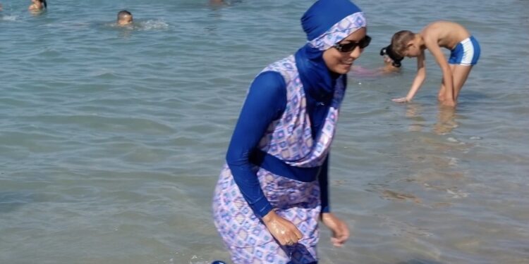 Sve za mrvu pažnje! Hidžab na bosanskim jezerima i plažama. Atrakcija ili sujeta?