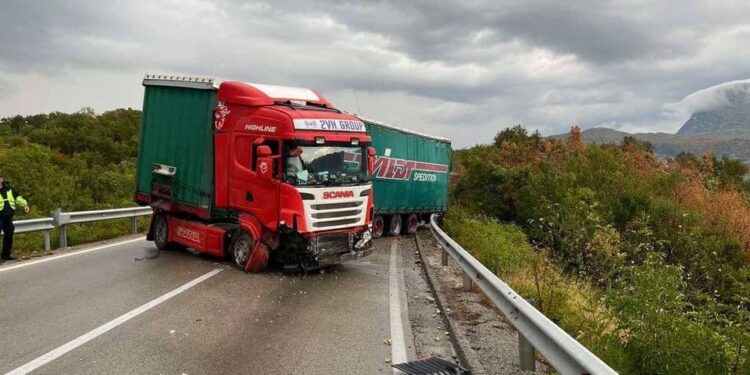 Zatvoren put Nikšić – Bogetići, šleper iskliznuo sa kolovoza