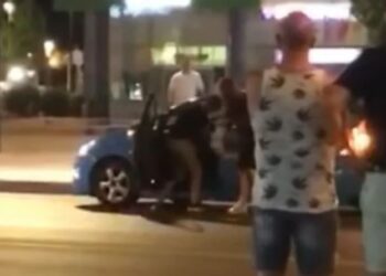 (VIDEO): IŽIVLJAVANJE PREKINUO PROLAZNIK: MLADIĆ KRVNIČKI UDARAO TAKSISTU KOJI JE SJEDIO U AUTOMOBILU