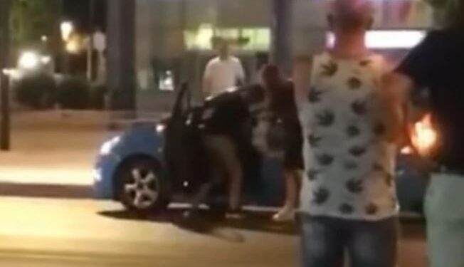 (VIDEO): IŽIVLJAVANJE PREKINUO PROLAZNIK: MLADIĆ KRVNIČKI UDARAO TAKSISTU KOJI JE SJEDIO U AUTOMOBILU