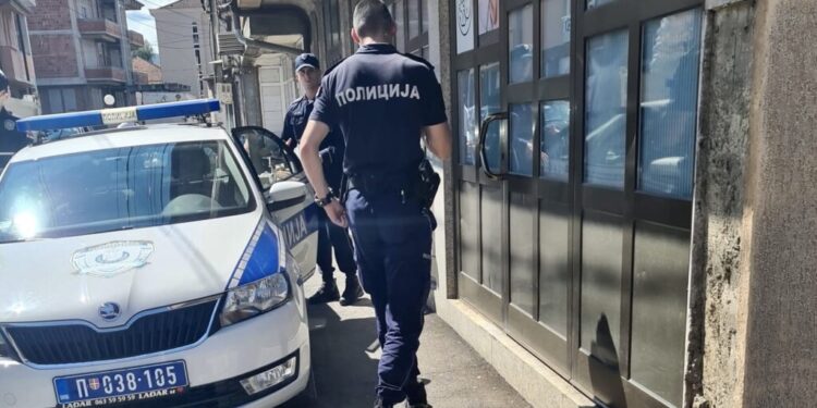 NOVI PAZAR: Kuća suspendovanog policijskog inspektora obasuta kamenjem
