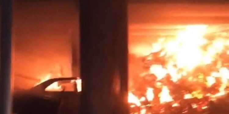 Gusinje: Požar u bivšoj zgradi “Termoplasta”, uništeno više vozila