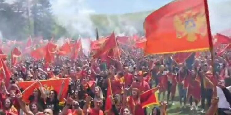 MASOVNE DEMONSTRACIJE U CRNOJ GORI: „Žele nas okovati u bukagije ‘Srpskoga sveta’ i proglasiti nas teroristima…“