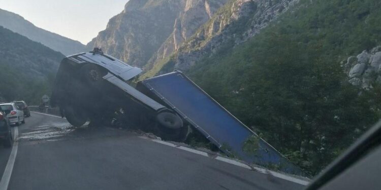 Kamion sletio sa puta u Dromiri, povrijeđena jedna osoba