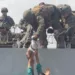 (VIDEO) Potresni snimak iz Kabula, marinac podiže bebu iznad žičane ograde: “Roditelj ih je zamolio da čuvaju dijete jer je bolesno”