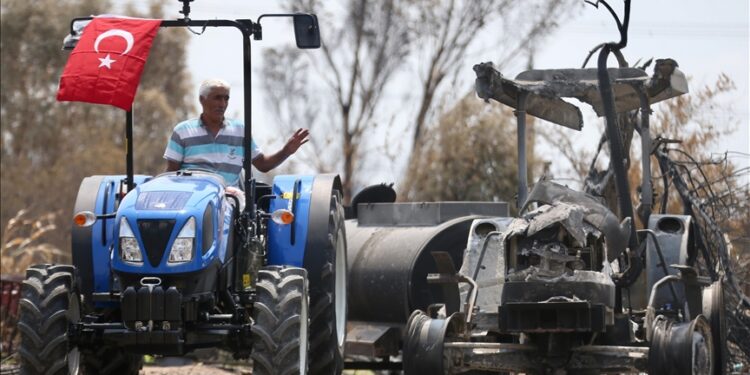 Turska: Uručen novi traktor farmeru koji je prethodni izgubio u požaru