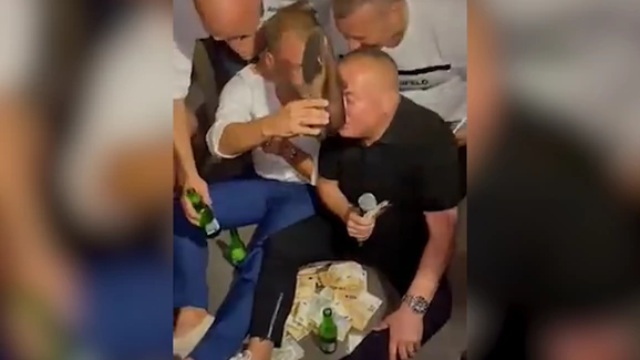(VIDEO) ŽELUDAC ĆE VAM SE OKRENUTI OD GADOSTI Đani pio iz nošenih cipela za OGROMAN BAKŠIŠ: Novčanice mu lijepili po znojavom čelu