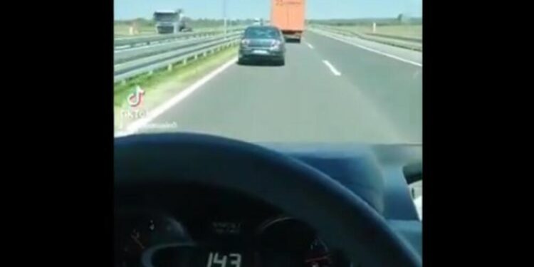 (VIDEO) BAHATI KAMIONDŽIJA NE SKIDA NOGU S GASA: NA SNIMKU KOJI KRUŽI INTERNETOM VIDI SE DA JURI SKORO 150 NA SAT