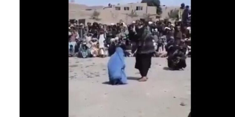 (VIDEO) STRAVIČAN SNIMAK ŽENE KOJU TALIBAN UBIJA OD BATINA: NAROD SKRŠTENIH NOGU SJEDI I GLEDA