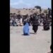 (VIDEO) STRAVIČAN SNIMAK ŽENE KOJU TALIBAN UBIJA OD BATINA: NAROD SKRŠTENIH NOGU SJEDI I GLEDA