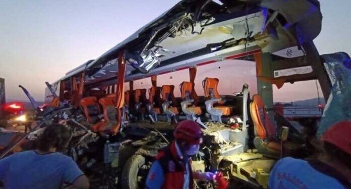 U Turskoj u sudaru autobusa i kamiona poginulo devet i povrijeđeno 37 osoba