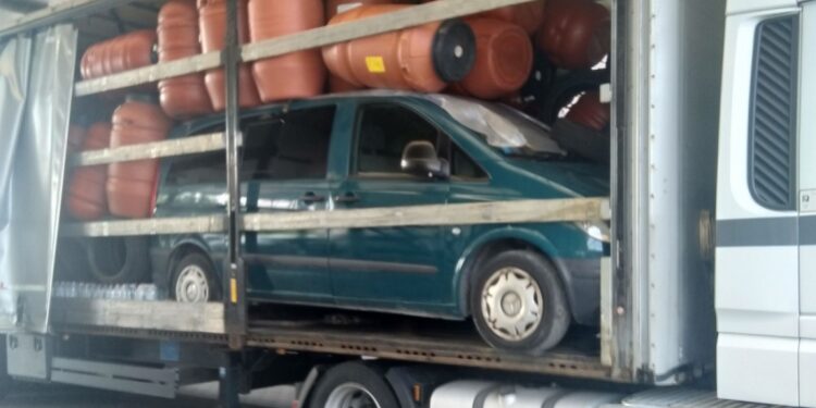 Ukradeni Mercedes Vito skriven ispod tereta – od Italije do rumunjske granice