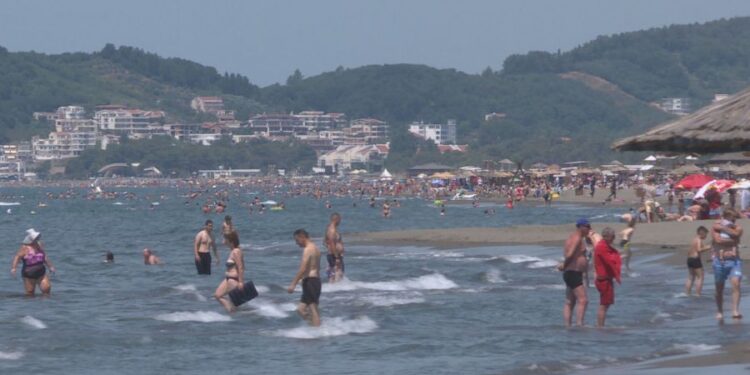 Crna Gora: U špicu turističke sezone i dalje najviše novooboljelih u Ulcinju