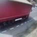 (VIDEO) U zadnji tren izbjegao ženu koja je išla u sigurnu smrt