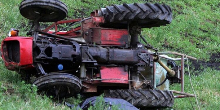 VOZIO TRAKTOR I IZLETIO S CESTE: MUŠKARAC PREMINUO U KLINIČKOM CENTRU