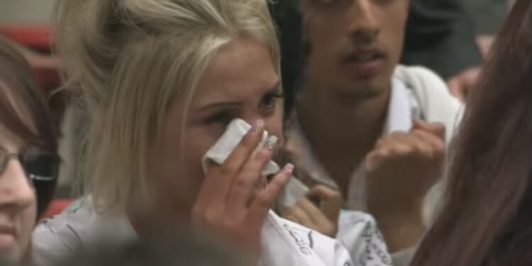 (VIDEO) Učitelj je natjerao učenika koji muca da drži govor ispred svog razreda, a nakon što je to učinio svi su ostali u suzama