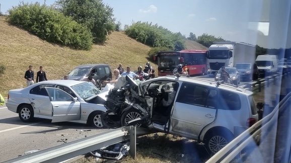 JEZIV UDES NA AUTOPUTU KOD BUBANJ POTOKA Sudarila se četiri vozila, među povrijeđenima ima i djece, saobraćaj potpuno OBUSTAVLJEN (FOTO)