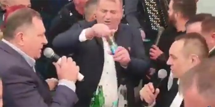 BAL VAMPIRA: DODIK I PRIKRIVENI FAŠISTA VULIN ZAPJEVALI NA KOČIĆEVOM ZBORU