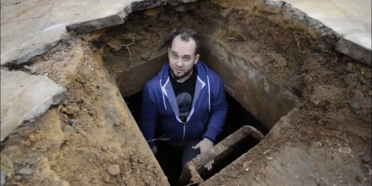 (VIDEO) Slučajno je otkrio veliku rupu ispred svoje kuće, a onda ostao u čudu kad je vidio gdje vodi!