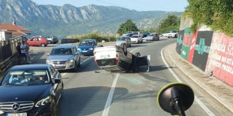 Virpazar: Automobil završio na krovu, jedna osoba povrijeđena