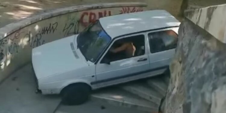 HIT VIDEO KRUŽI INTERNETOM: GOLFOM SE SPUŠTAO NIZ STEPENICE I ZAPEO