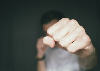 UŽAS U ČAČKU: Pretukao motkom ženu i ostavio je pored kontejnera