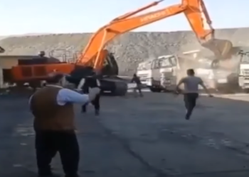 (VIDEO) Nije dobio platu, pa seo u bager i uništio pet firminih kamiona: Jedva su ga zaustavili