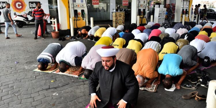 Vjernici u Libanu obavili namaz ispred benzinske pumpe usred nestašice goriva
