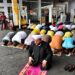 Vjernici u Libanu obavili namaz ispred benzinske pumpe usred nestašice goriva