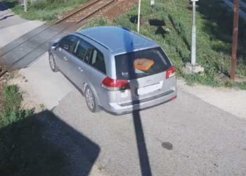 (VIDEO): NESAVJESNI VOZAČ U POSLJEDNJEM TRENUTKU PREŠAO PRUGU PRIJE VOZA