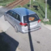 (VIDEO): NESAVJESNI VOZAČ U POSLJEDNJEM TRENUTKU PREŠAO PRUGU PRIJE VOZA