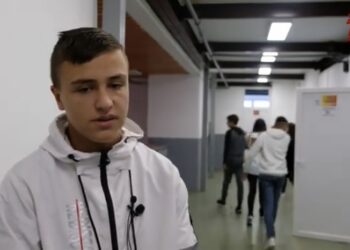 (VIDEO): Tutinski srednjoškolci po prvi put ove školske godine u klupe